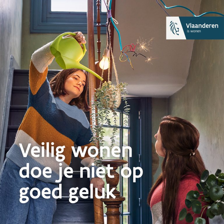 Onveilige huiselijke omgeving. Een dame geeft een plantje water dat aan een elektricteitskabel hangt.